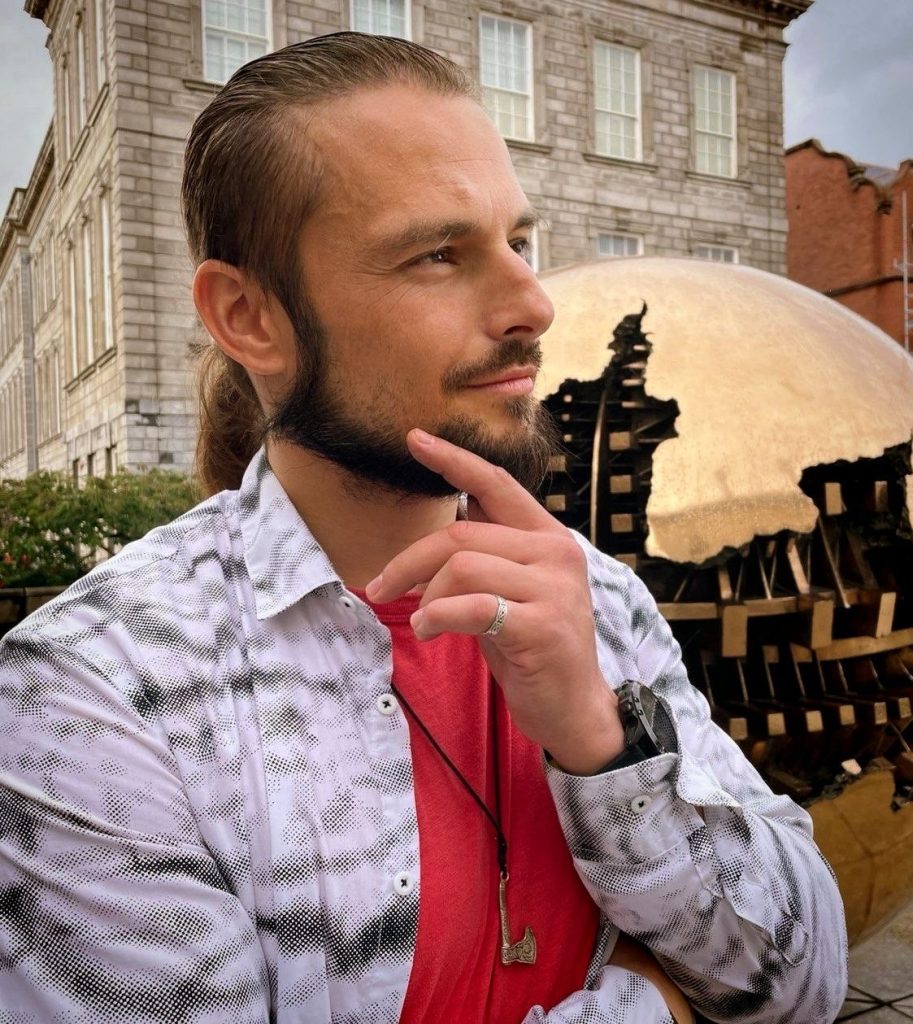 Beehive Elder - the AI marketing consultant who crafts immersive brand experiences.